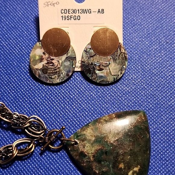 Elegant Green Pendant Necklace And Matching Earrings - Picture 5 of 7